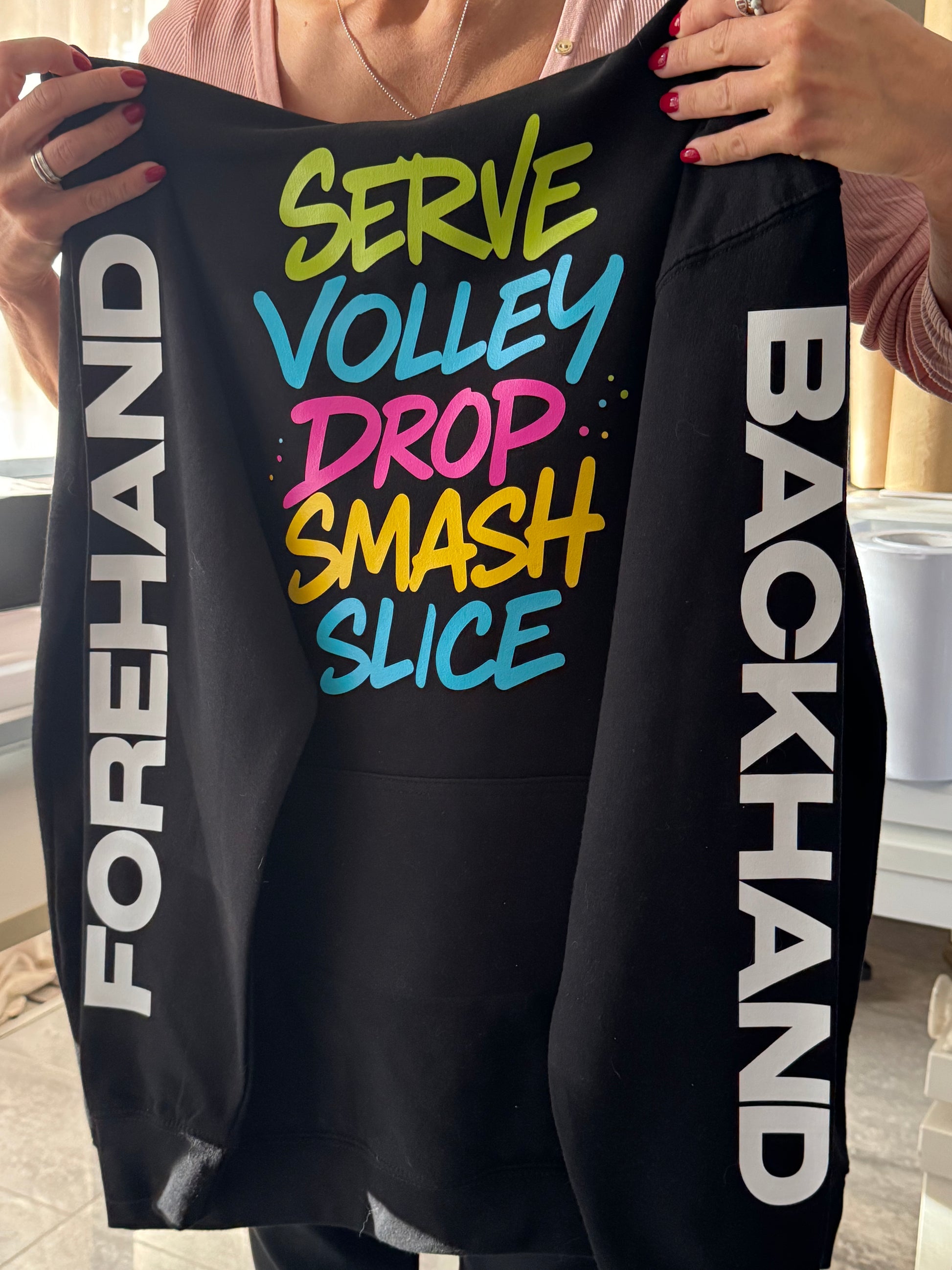 TENISA HŪDIJS AR APDRUKU NO ABĀM PUSĒM - MuseEffect